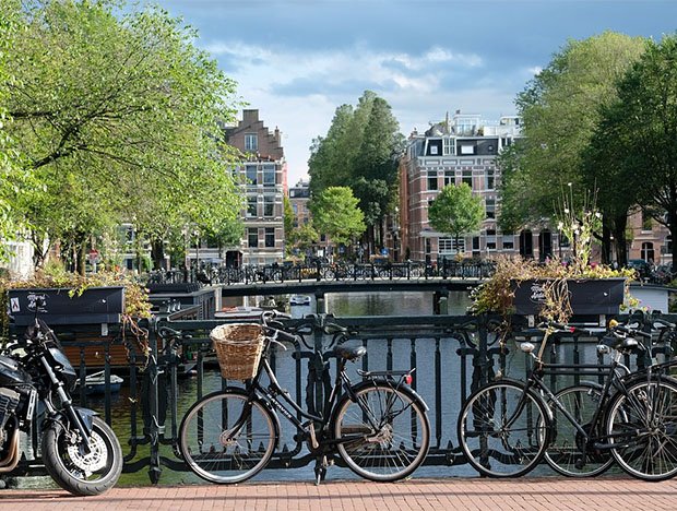 amsterdam-canals-bikes