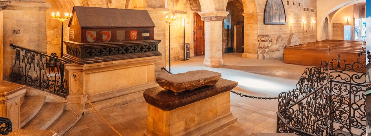 Tomb of PrinceVratislav, founder of St. George’s Basilica 5 Churches: Tomb of Prince Vratislav, founder of St. George's Basilica, Prague