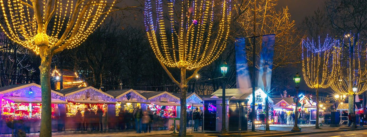 France Christmas markets – stalls along the Champs Elysee France Christmas markets - stalls along the Champs Elysée